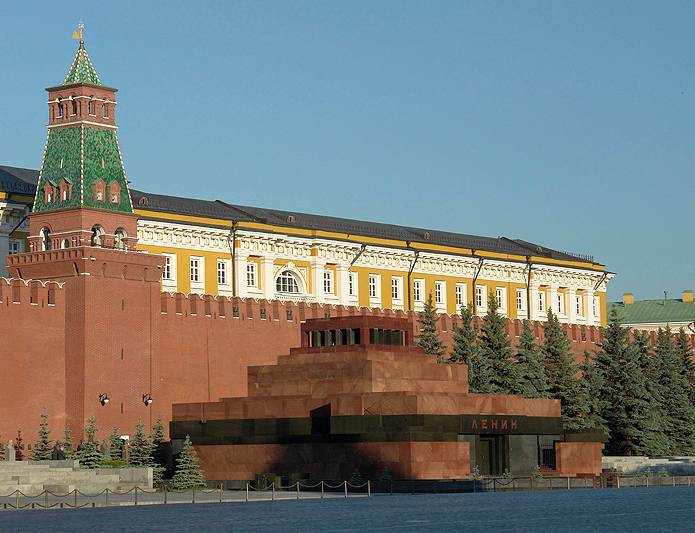 Обозреватель Forbes предложил помирить Москву и Запад, похоронив Ленина
