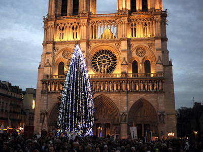 У Парижа нет денег на Рождество? Россия идет на помощь