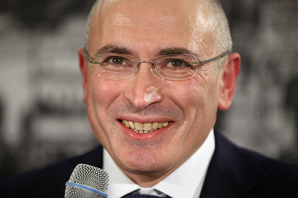Ходорковский на фоне дивана