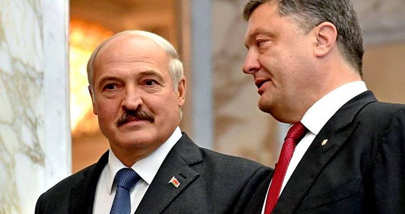 Лукашенко примеряет вышиванку