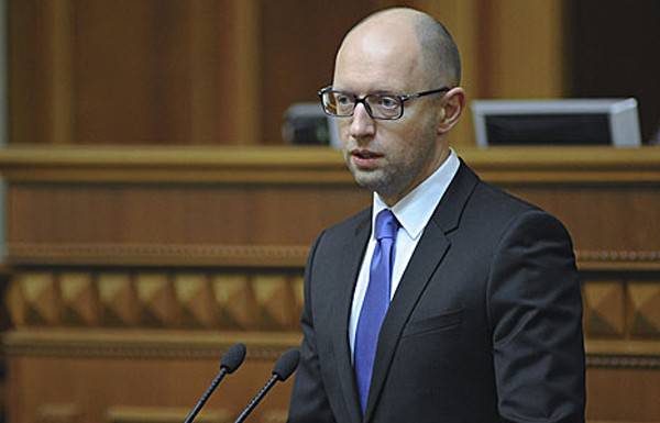Яценюк планирует запретить КПУ к 9 мая