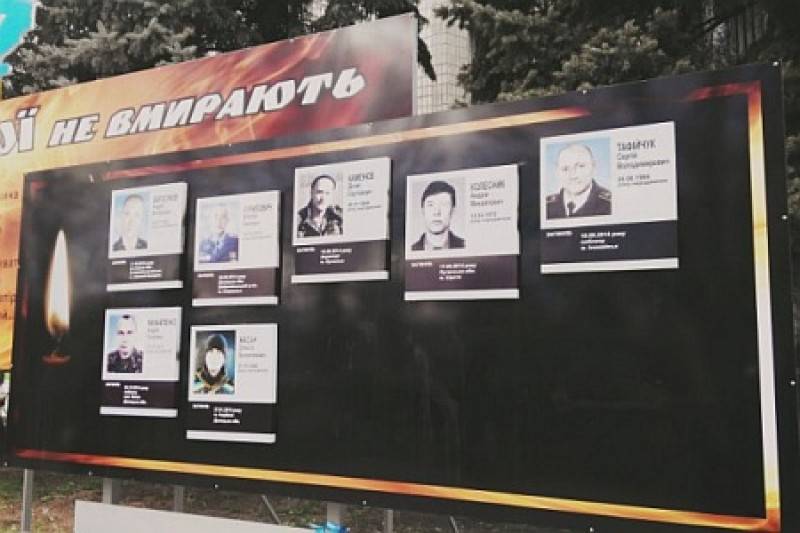 В Павлограде черной краской облили мемориал героям АТО