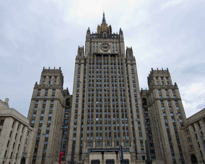 МИД: Россия научилась жить под давлением, санкции обречены на провал