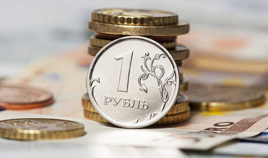 Bloomberg: Рубль снова стал валютой месяца