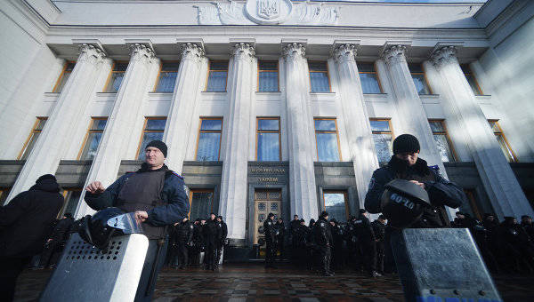 К зданию Рады в Киеве пригнали 40 автобусов с силовиками