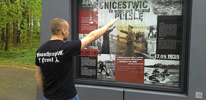Скандал в Польше: Боевик «Азова» на камеру зиговал на месте бывшего концлагеря