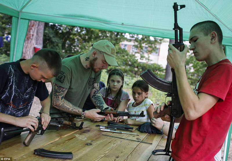 Дети с оружием на базе батальона "Азов"