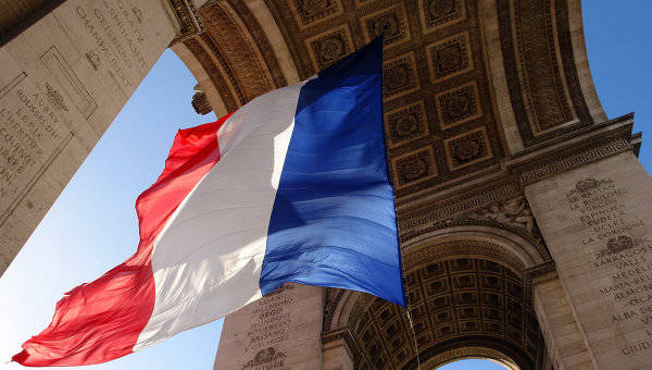 Figaro: Франции надо снять санкции, не спрашивая разрешения у Штатов