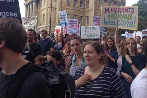 Англия: демонстрация в поддержку беженцев