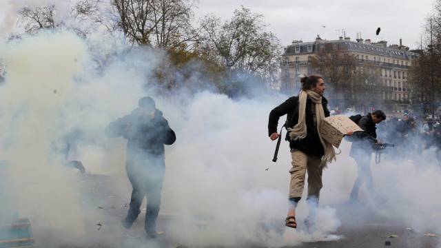 Беспорядки в центре Парижа закончились сотней задержанных