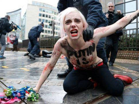 За сколько готовы раздеться девушки из Femen?