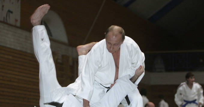 Дзюдо Путина в ответ на удар в спину