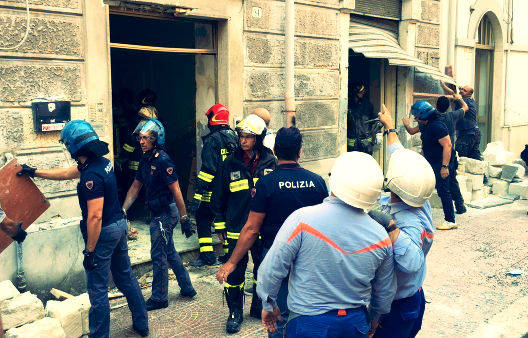 "Неизвестные" устроили взрыв в здании профсоюза на юге Италии