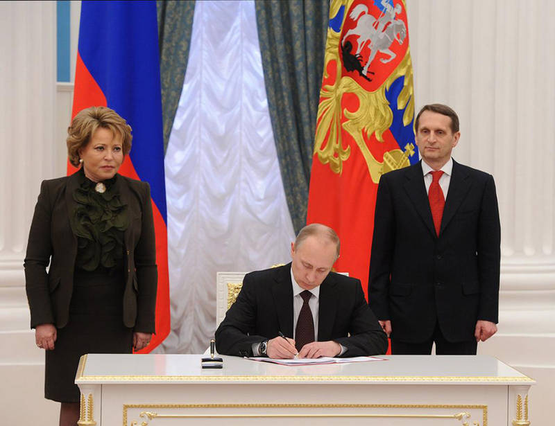 Путин подписал закон, позволяющий отменять решения международных судов
