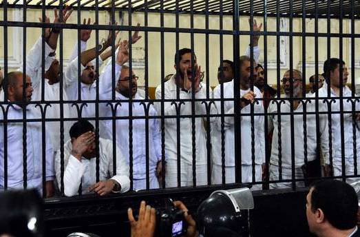 В Египте перенесли суд из-за нехватки мест в клетке