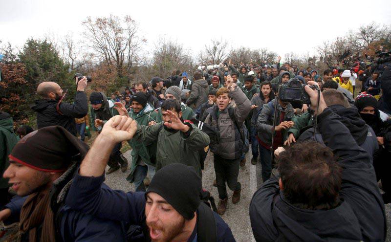 Сотни мигрантов покинули греческий лагерь пытаясь прорваться в Македонию
