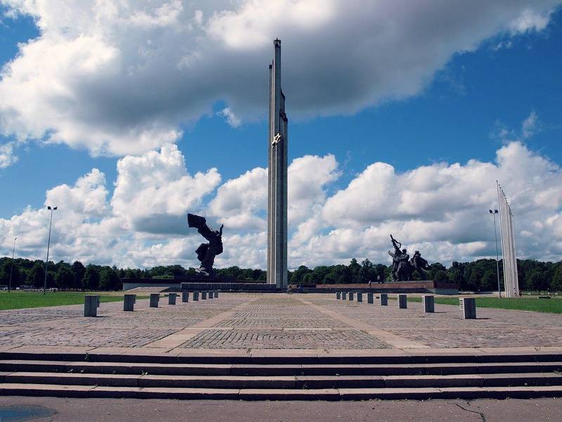 Памятник Освободителям Риги назвали «фаллосом» и призвали снести