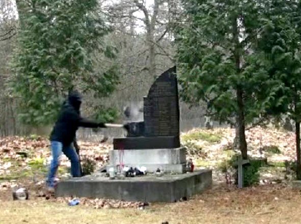 Поляки изгоняют бандеровских бесов со своих кладбищ