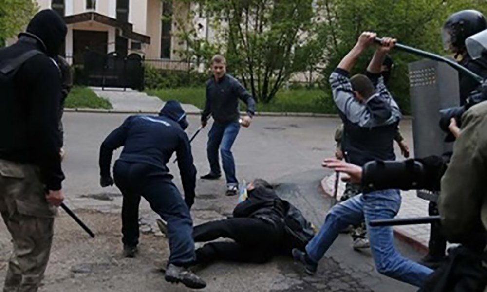 Самосуд по-украински: разъяренная толпа жестоко покарала «героя АТО»
