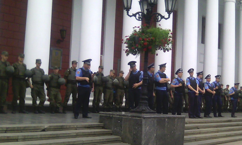 На Майдане в Одессе прошли массовые обыски