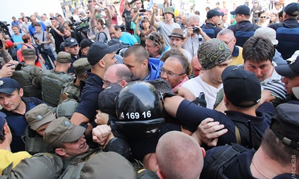 Одесса в огне: активисты опрокинули полицейских под одесской мэрией