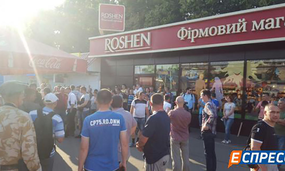 Терпение лопнуло. В центре Киева разъярённая толпа демонтирует «Рошен»