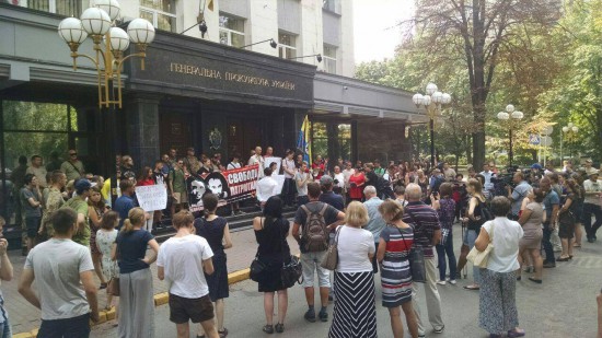 Протест по делу Бузины: ГПУ залита кровью, добробаты прорвались к Луценко
