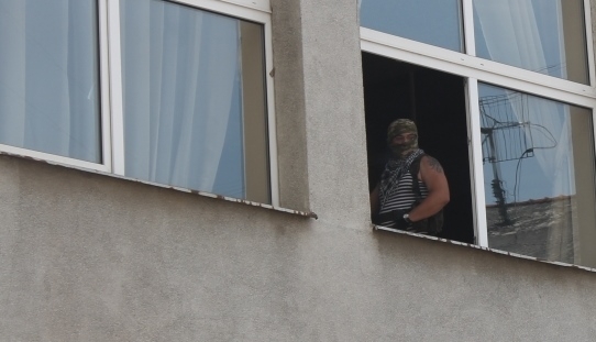 В Ужгороде гремят взрывы — радикалы захватили здание горсовета
