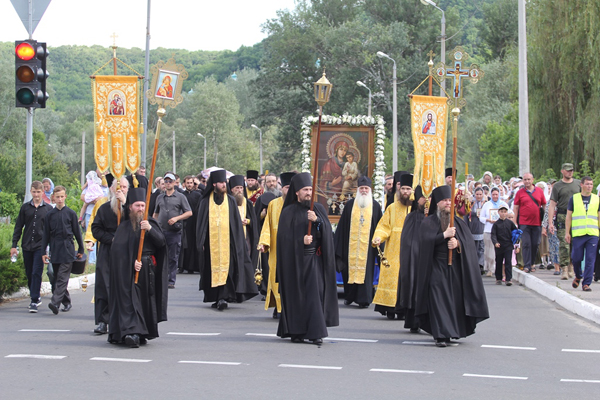 Православный крестный ход напугал сторонников новой украинской власти