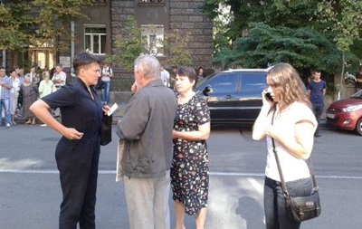 Савченко собралась ночевать под Администрацией президента