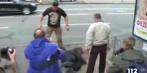 У посольства РФ в Киеве протестующие избили человека, пришедшего голосовать