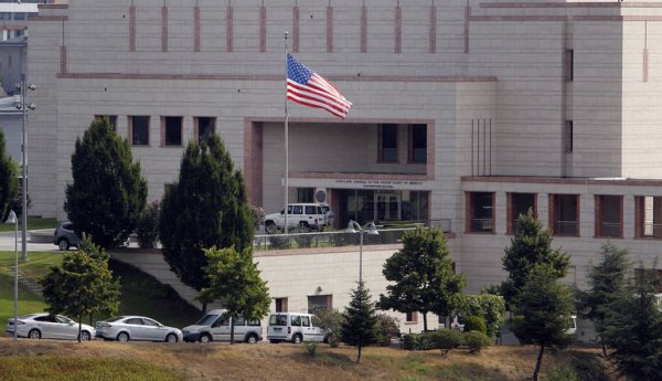 Вооруженный мужчина пытался прорваться в посольство США в Анкаре
