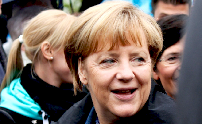 Alles gut: зачем Меркель ходит в народ за картошкой со своими пакетами?