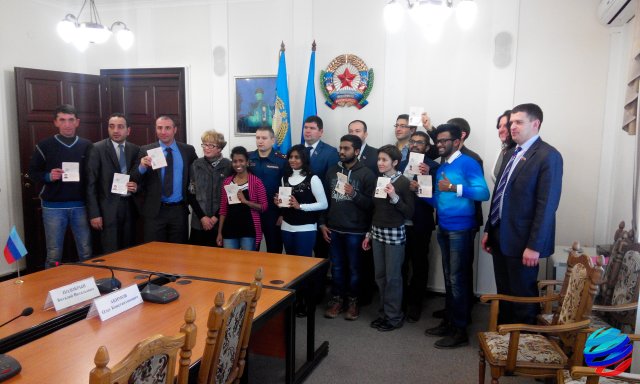 Десять иностранцев сегодня стали гражданами Луганской Народной Республики