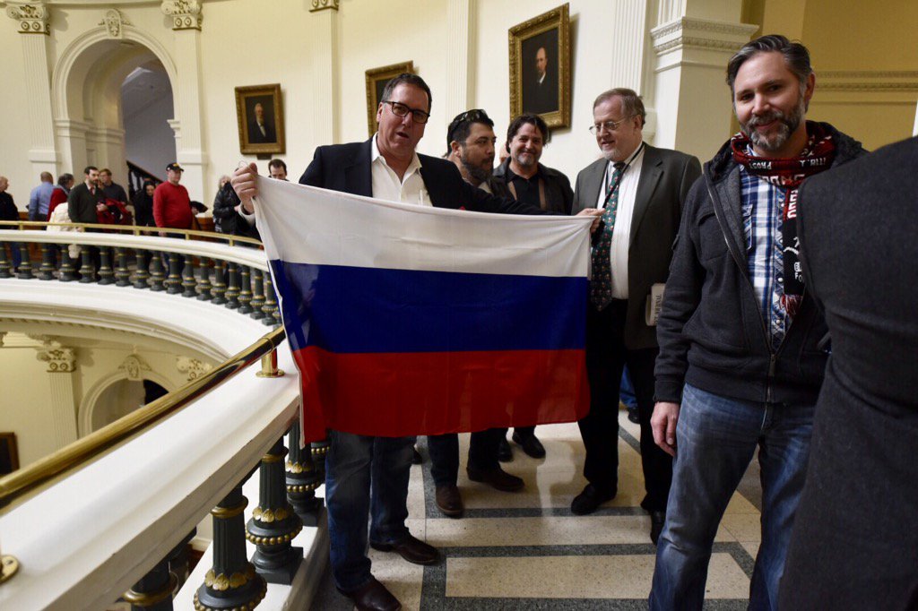 Американские выборщики проголосовали под российским флагом