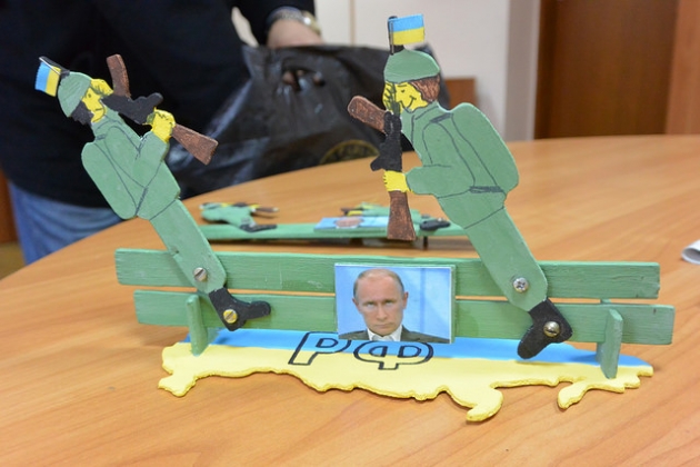 Украинские дети мастерят для военных игрушку «Путину капец»