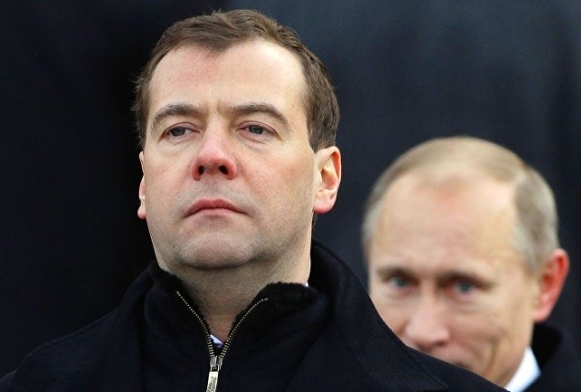 «Путин готов выставить за дверь неудачника Медведева»