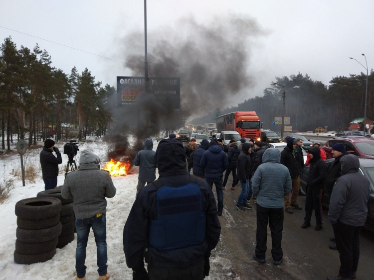 Протесты под Киевом: активисты идут по душу Гройсмана