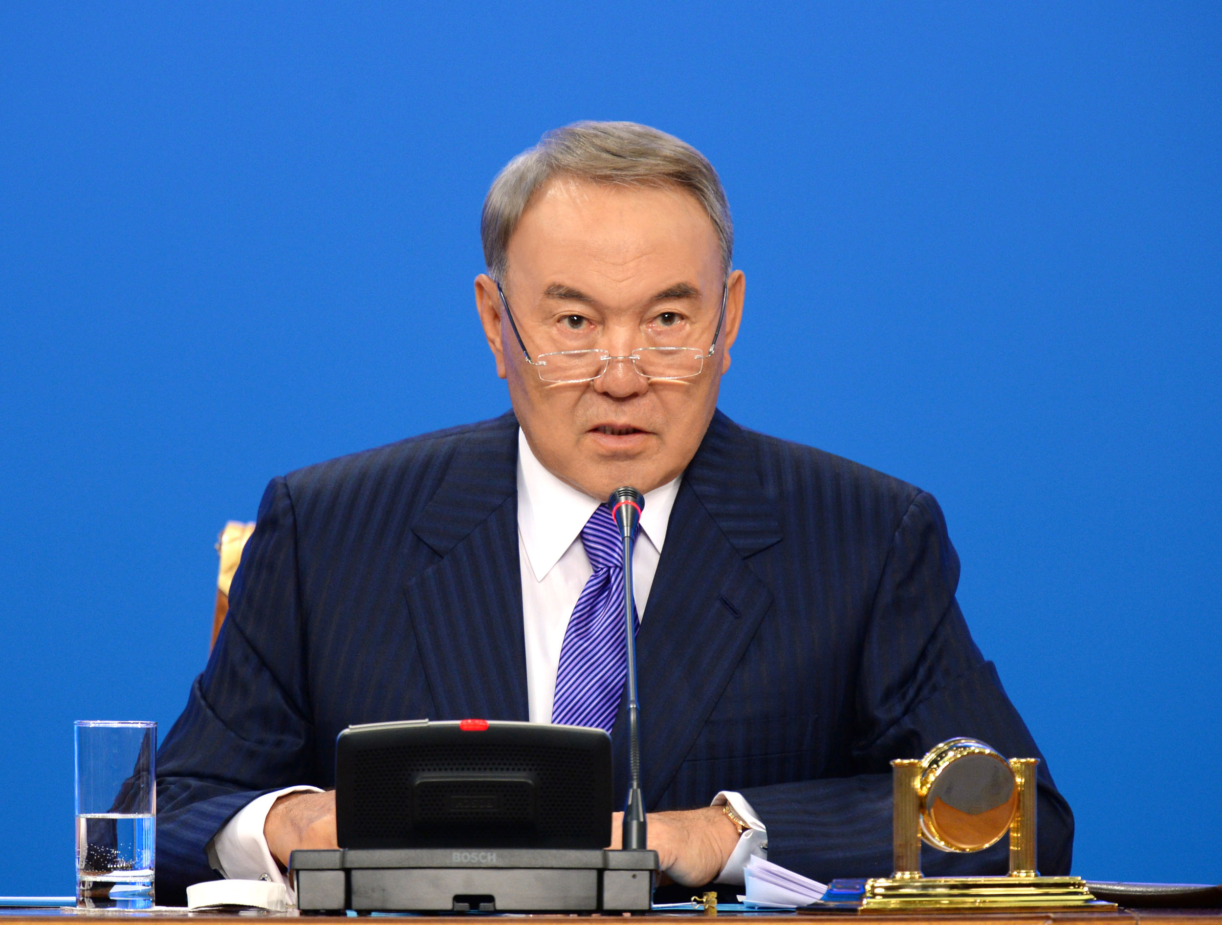 Назарбаев поручил увольнять тех, кто отвечает русскоговорящим на казахском