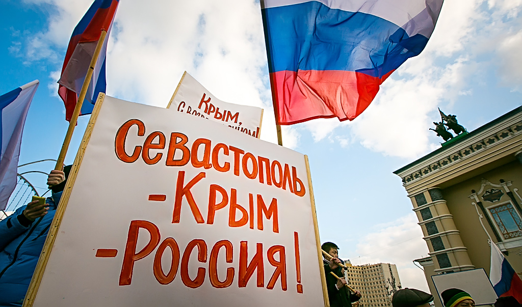 Плакаты в центре города «Крым - Россия!» привели киевлян в бешенство