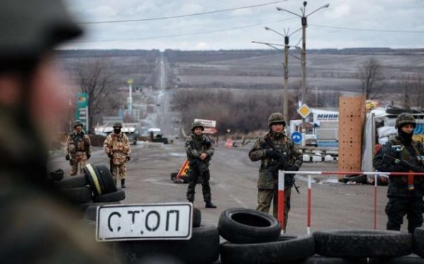 «Двоих одним ударом»: Кто может стоять за блокадой Донбасса?