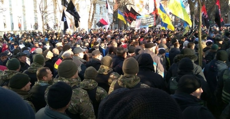 В Киеве радикалы блокировали здание АП и аэропорты