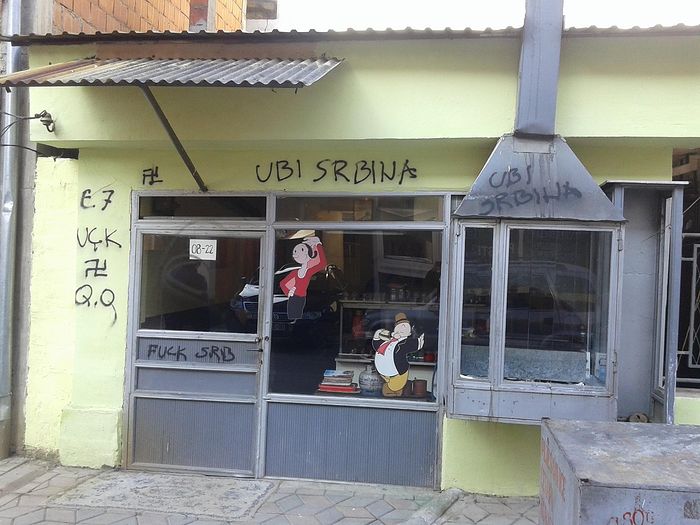 В Косово продолжают рисовать свастику и угрожать сербам