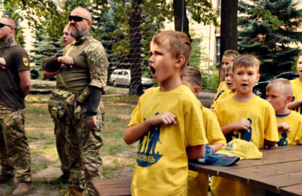 ВСУшник даёт уроки фашизма русским детям Краматорска