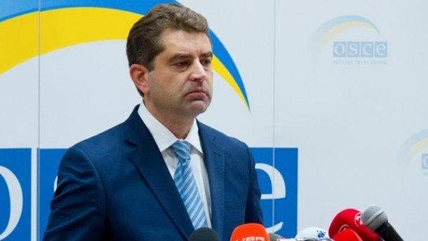 Посол Украины Перебийнис демонстративно отвернулся от детей Донбасса