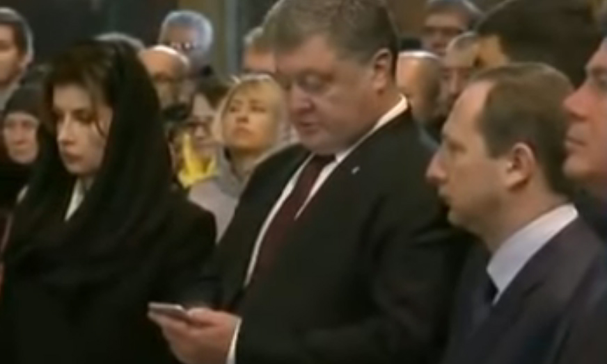 Во время молебна в память о Небесной сотне Порошенко уткнулся в телефон
