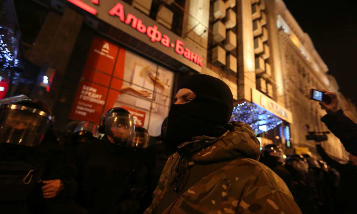 Разъяренные АТОшники с Майдана разгромили «Альфа-банк» в Киеве