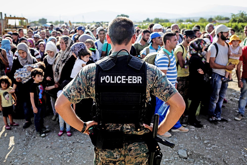 Мигранты наводят свои порядки: в Европе боятся строить полицейские участки