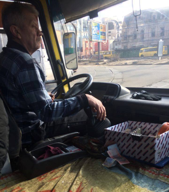 Глас народа: в Киеве водитель маршрутки обматерил АТОшника
