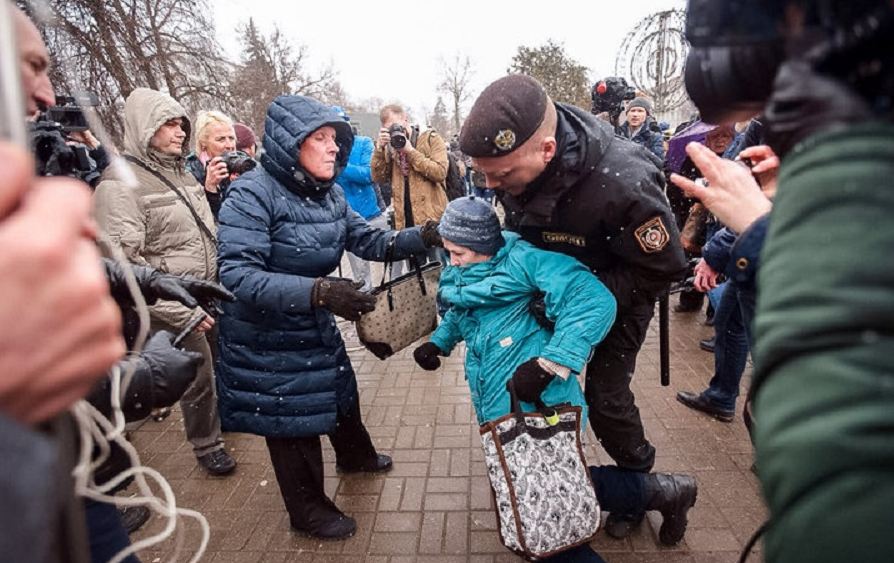 Запад сменил методички: застрельщиками в Минске выступили пенсионеры